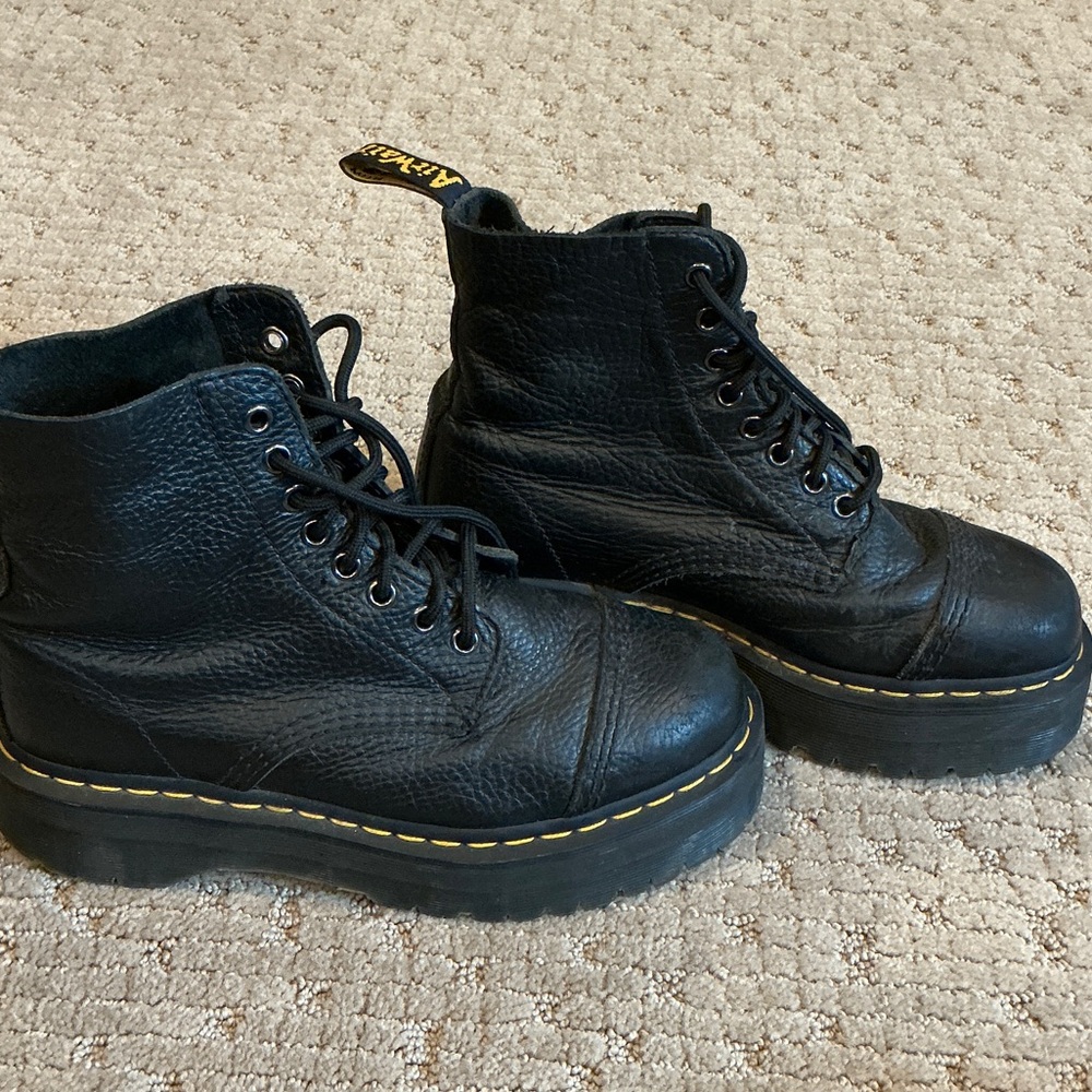 Dr. Martens 8 hole platform Black pebble grain Boots